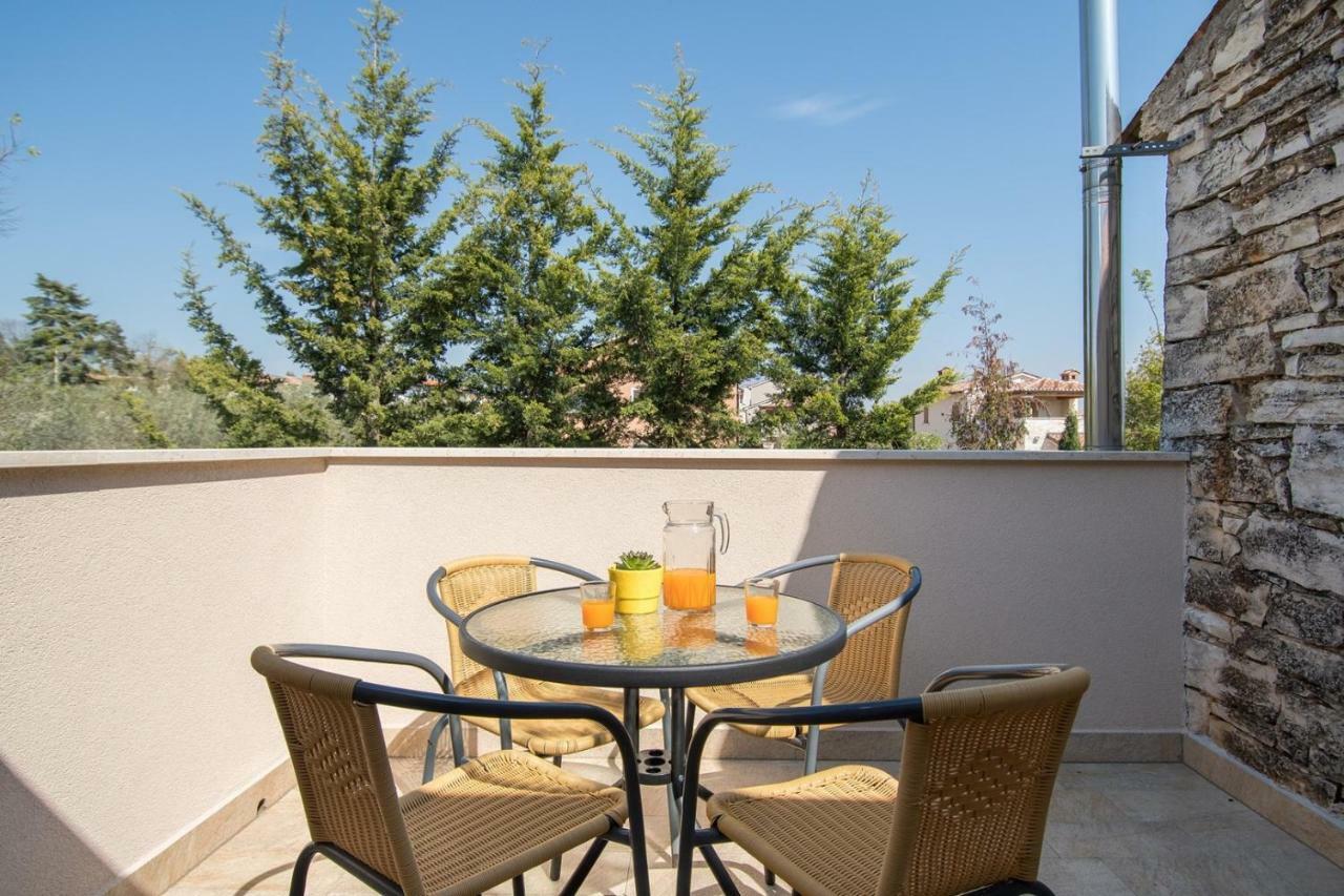 Apartment Bruneta 1 With Sea View Tar-Vabriga Esterno foto