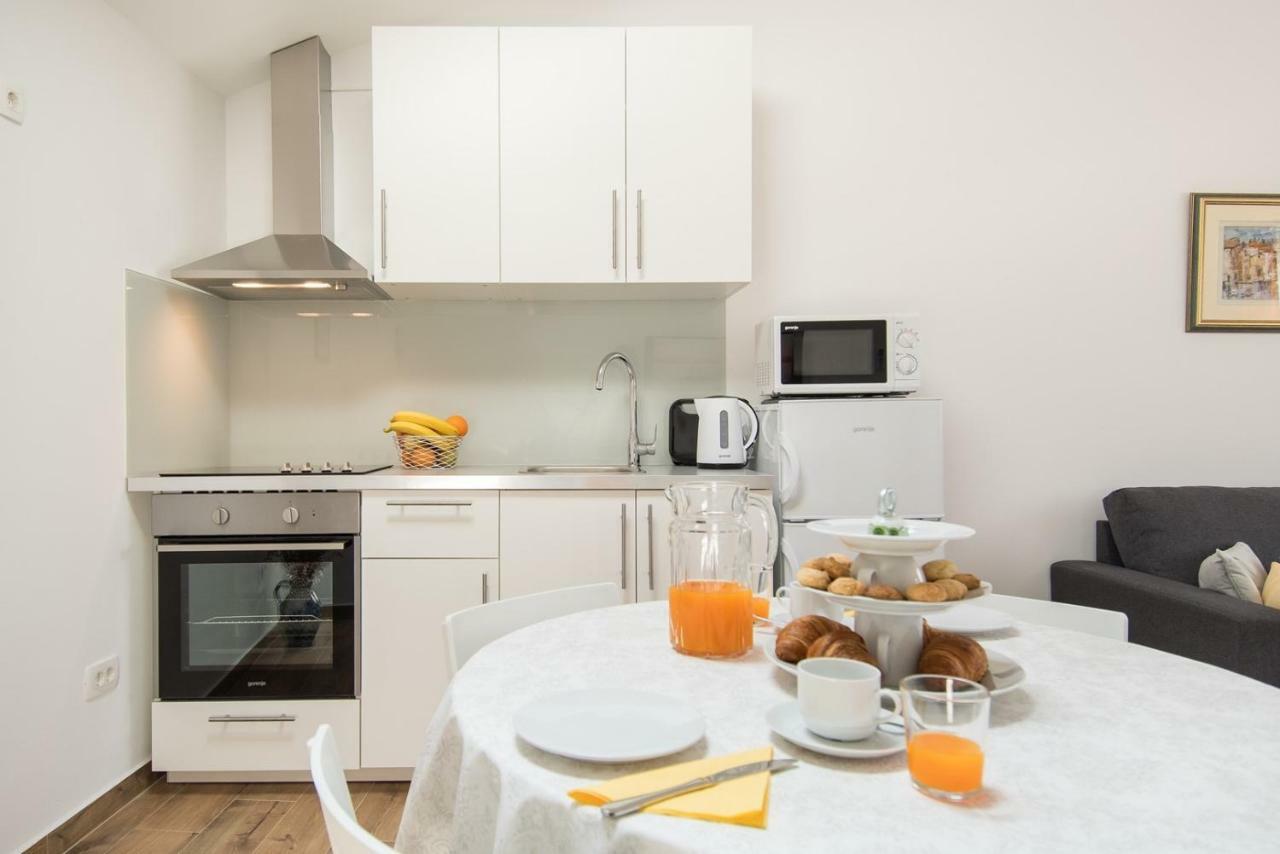 Apartment Bruneta 1 With Sea View Tar-Vabriga Esterno foto
