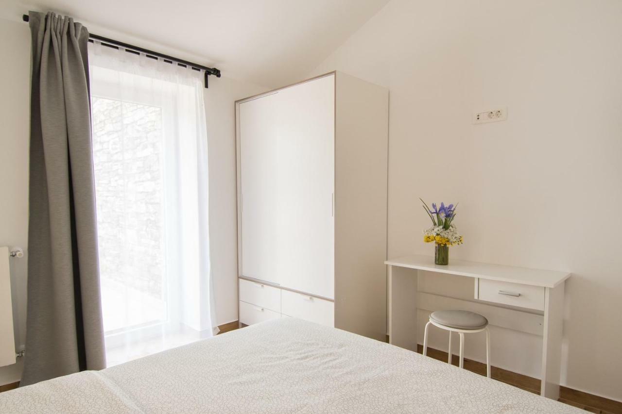 Apartment Bruneta 1 With Sea View Tar-Vabriga Esterno foto